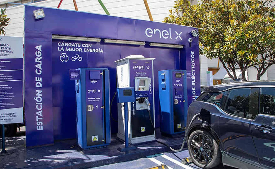 Autos eléctricos Colombia 2025 cargando en electrolinera