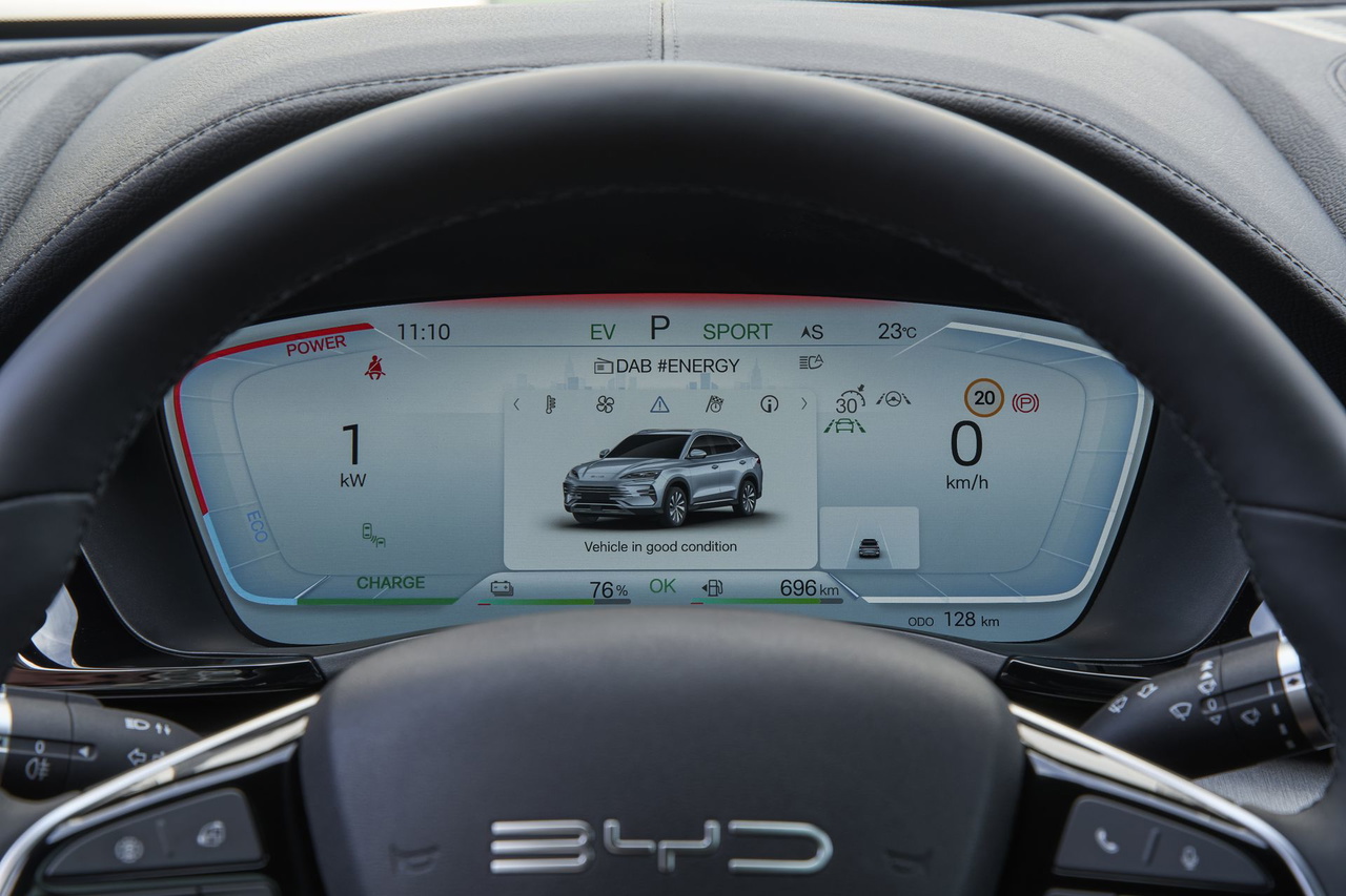 Pantalla de consumo y autonomía auto eléctrico 2025