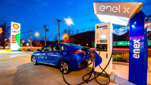 Electrolinera en corredor vial Colombia 2025